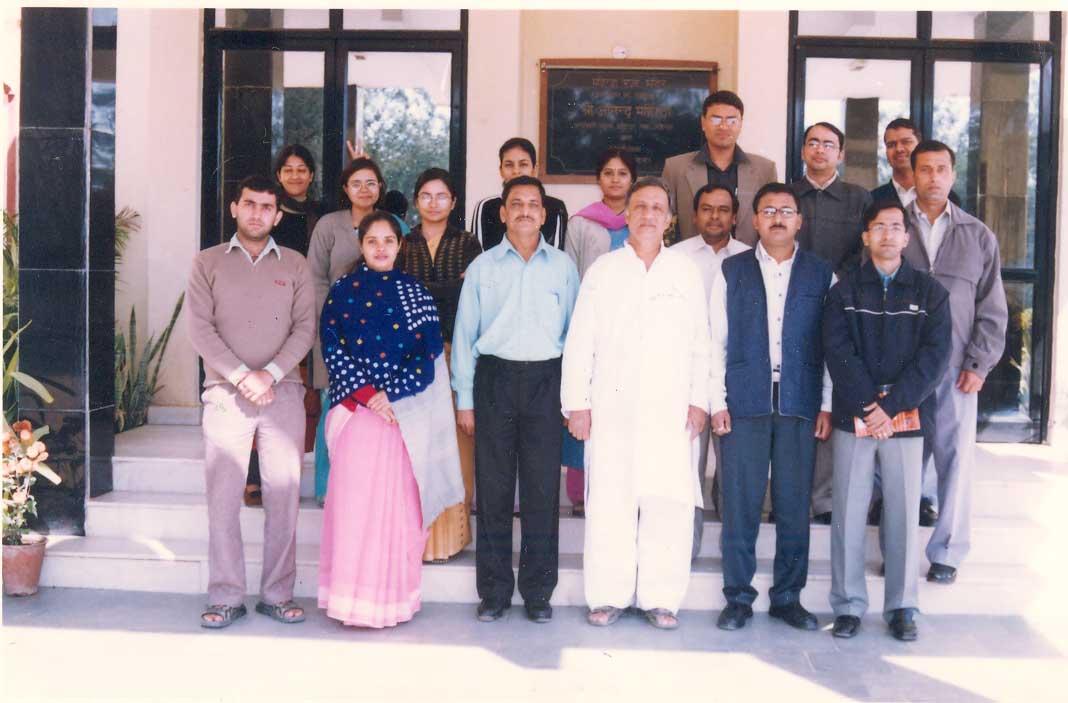 Prof. Siddarth Shastri with the participants of CASE Writing Workshop (2005)