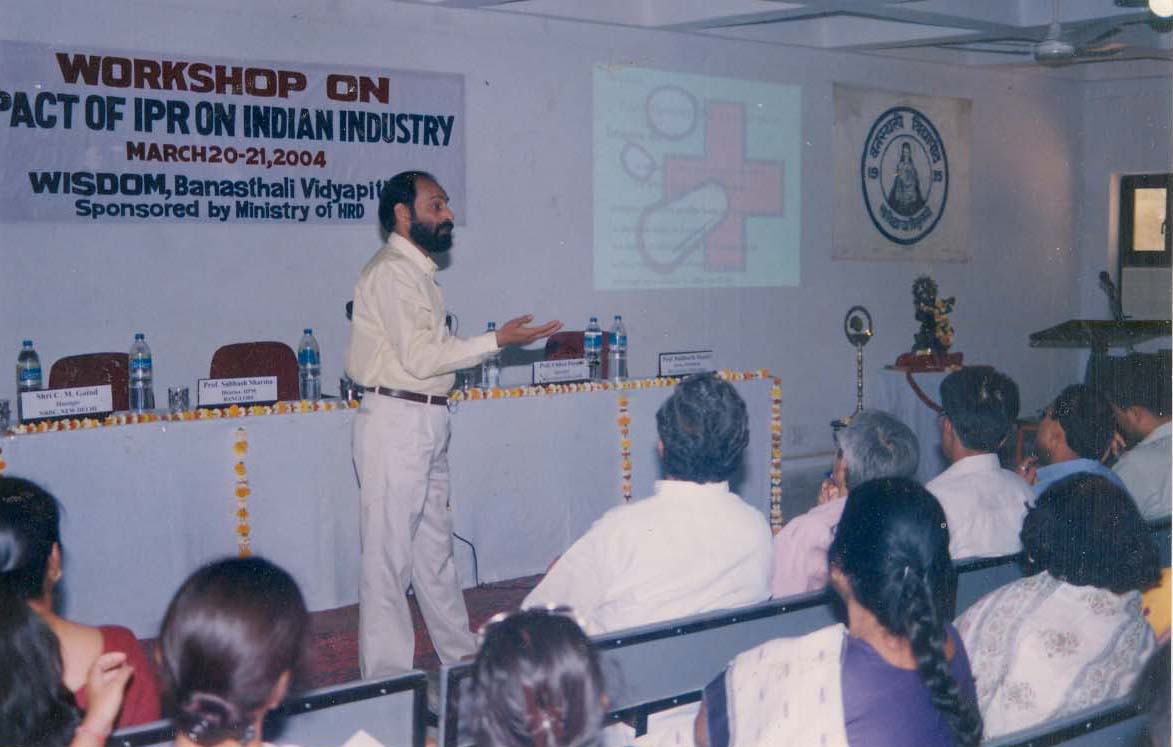 C.M. GAIND of NRDC interacting during the workshop on 'Impact of IPR on Indian Industry' (2004)